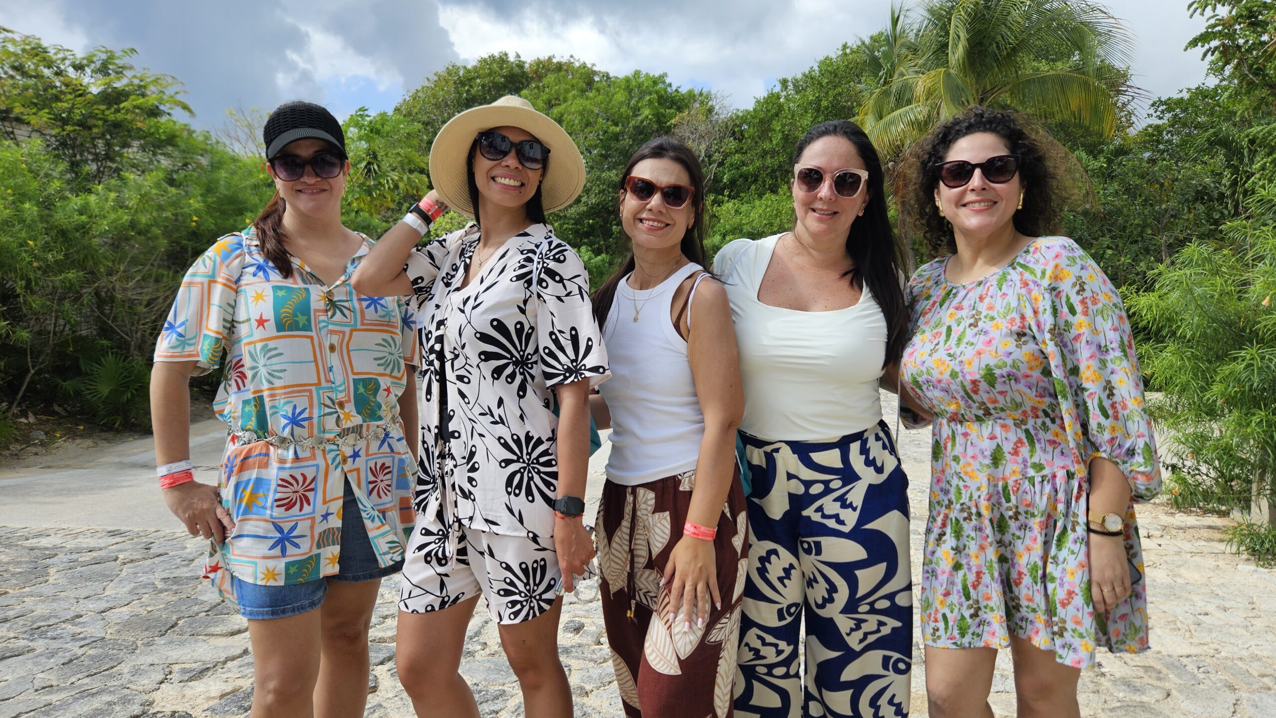Vanessa Gonçalves, da CVC Corp, e Georgina Lopes, da Pera Turismo, com Sheila Giroto, Fernanda Regina Santos e Fabiane Boross, da Trend Viagens