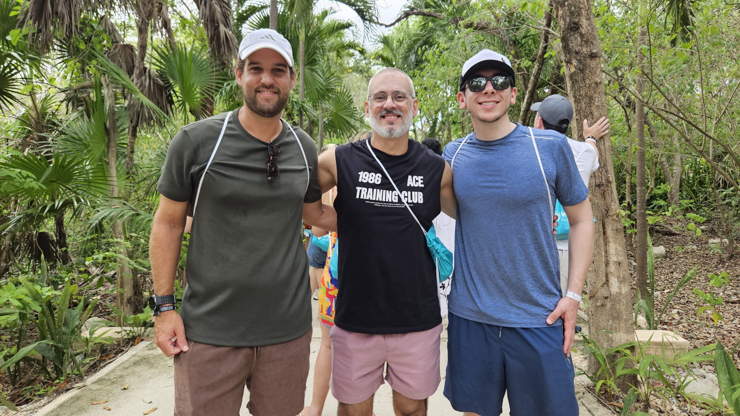 Rafael Garcia, da Trend Viagens, entre Thiago Roldão e Cleyton Souza, da Localiza