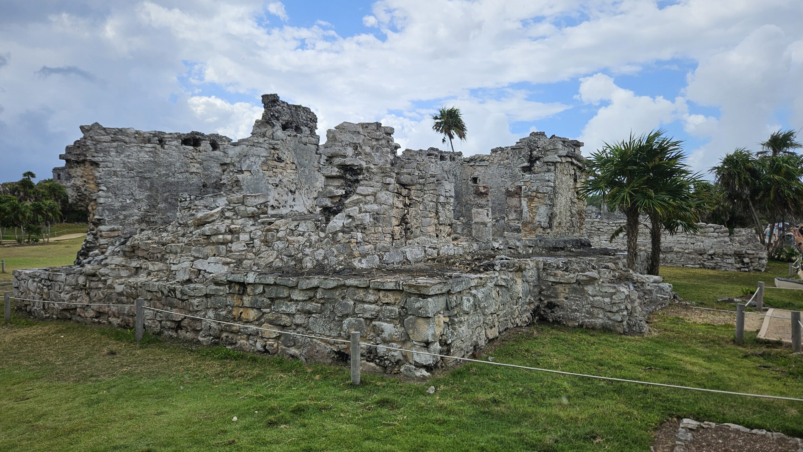 Ruínas preservadas na Zona Arqueológica de Tulum mostram a base das construções maias no destino