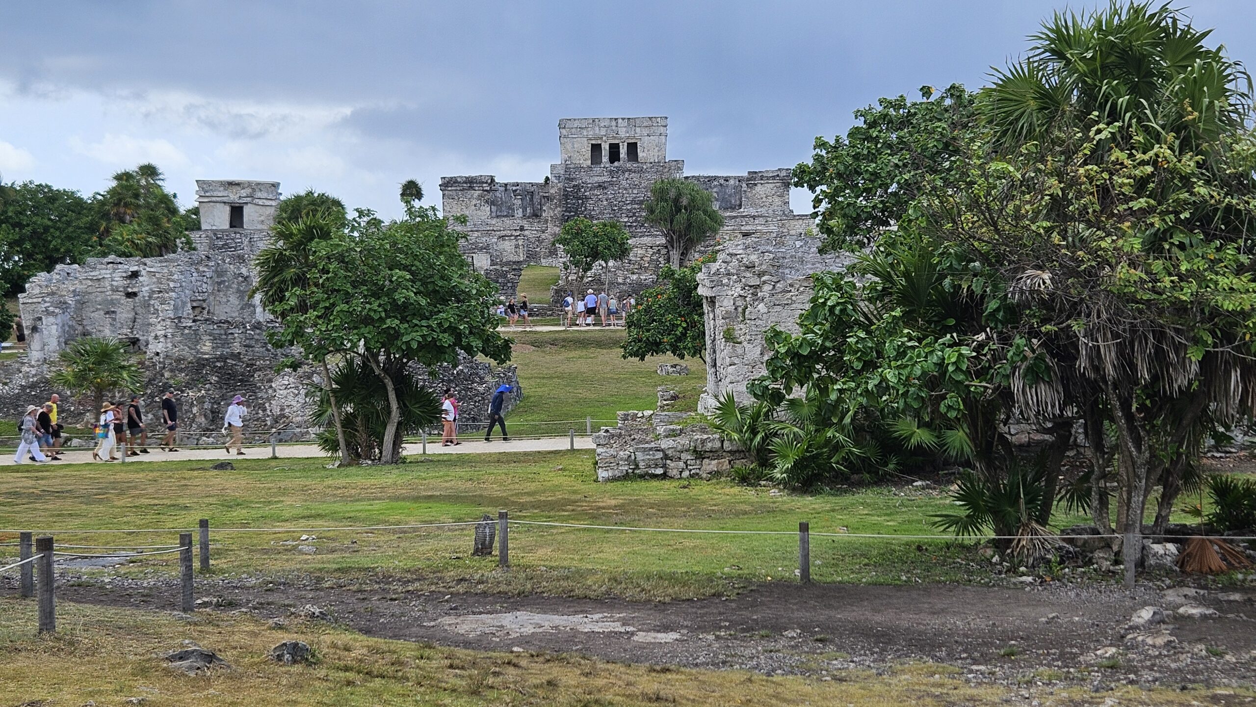 Estrutura na Zona Arqueológica de Tulum chama atenção pelas aberturas que permitem a entrada de luz em momentos específicos do dia
