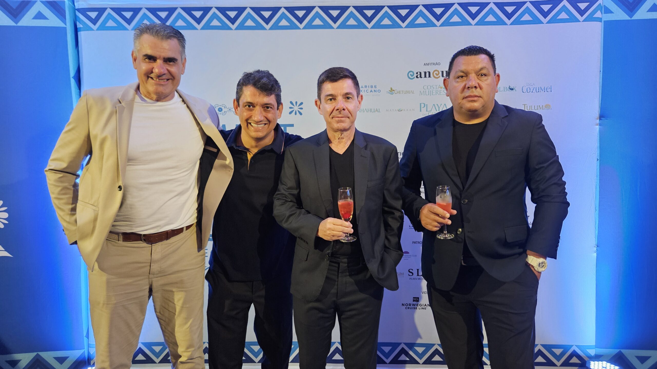 Alexandre Tedesco e Vinicius Ottoni, da Trend Viagens, com Alexandre Camargo e Marcelo Turek, da Assist Card