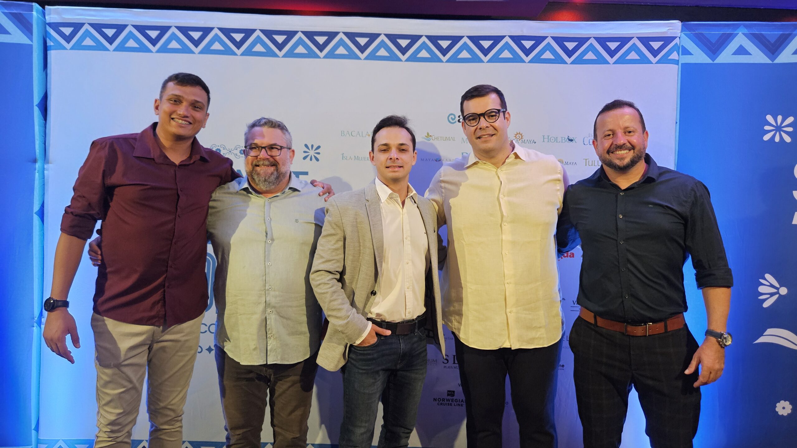 Robson Cidrão, do Porta do Sol Turismo, Allan Bitar, da Angel Turismo, e Giuliano Wassall, da Club Turismo entre Breno Golob e Everaldo Filho, da Trend Viagens