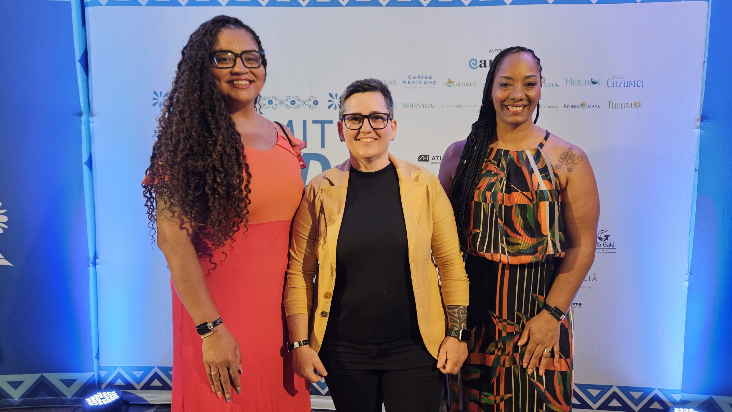 Thaise Bonassa da JZ Viagens, com Ingrid Ferreira e Jéssica Cruz, da Trend Viagens