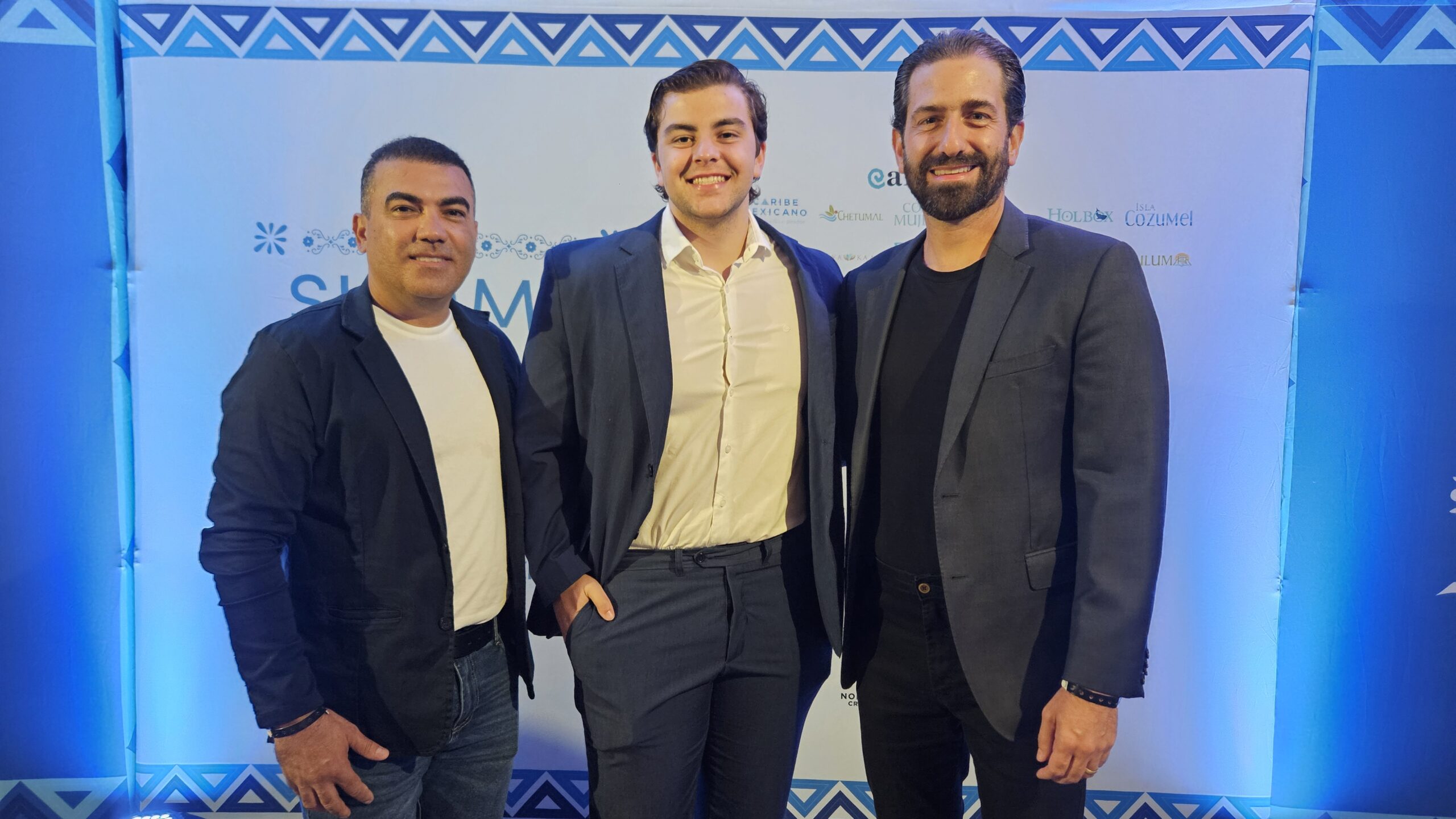 Davi Pacine, da Vanilda Viagens, com Sérgio Reis e Bruno Heleno, da Trend Viagens