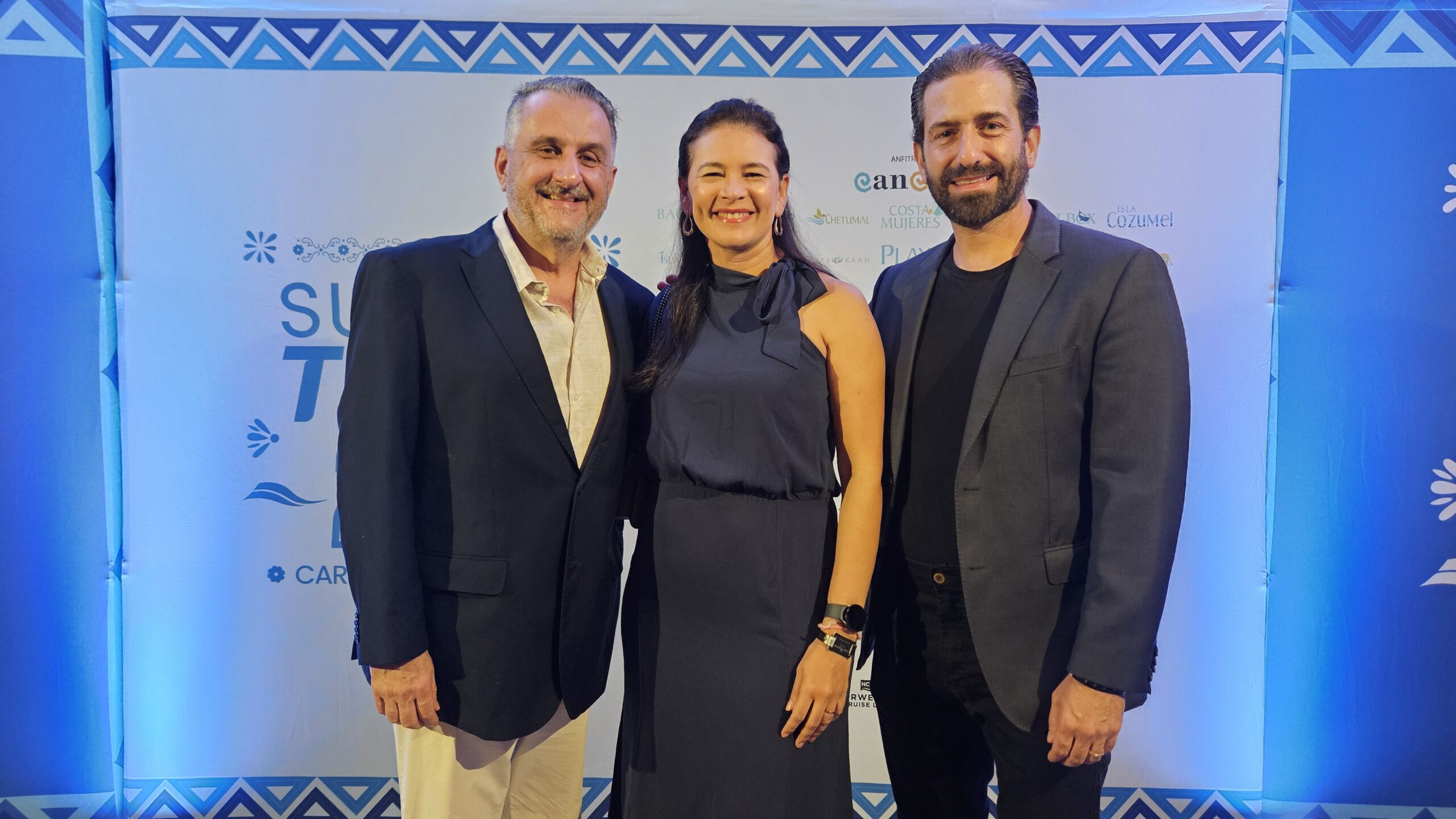 Lilian Santos, da Vila Galé Hotéis, entre Claiton Armelin e Bruno Heleno, da Trend Viagens