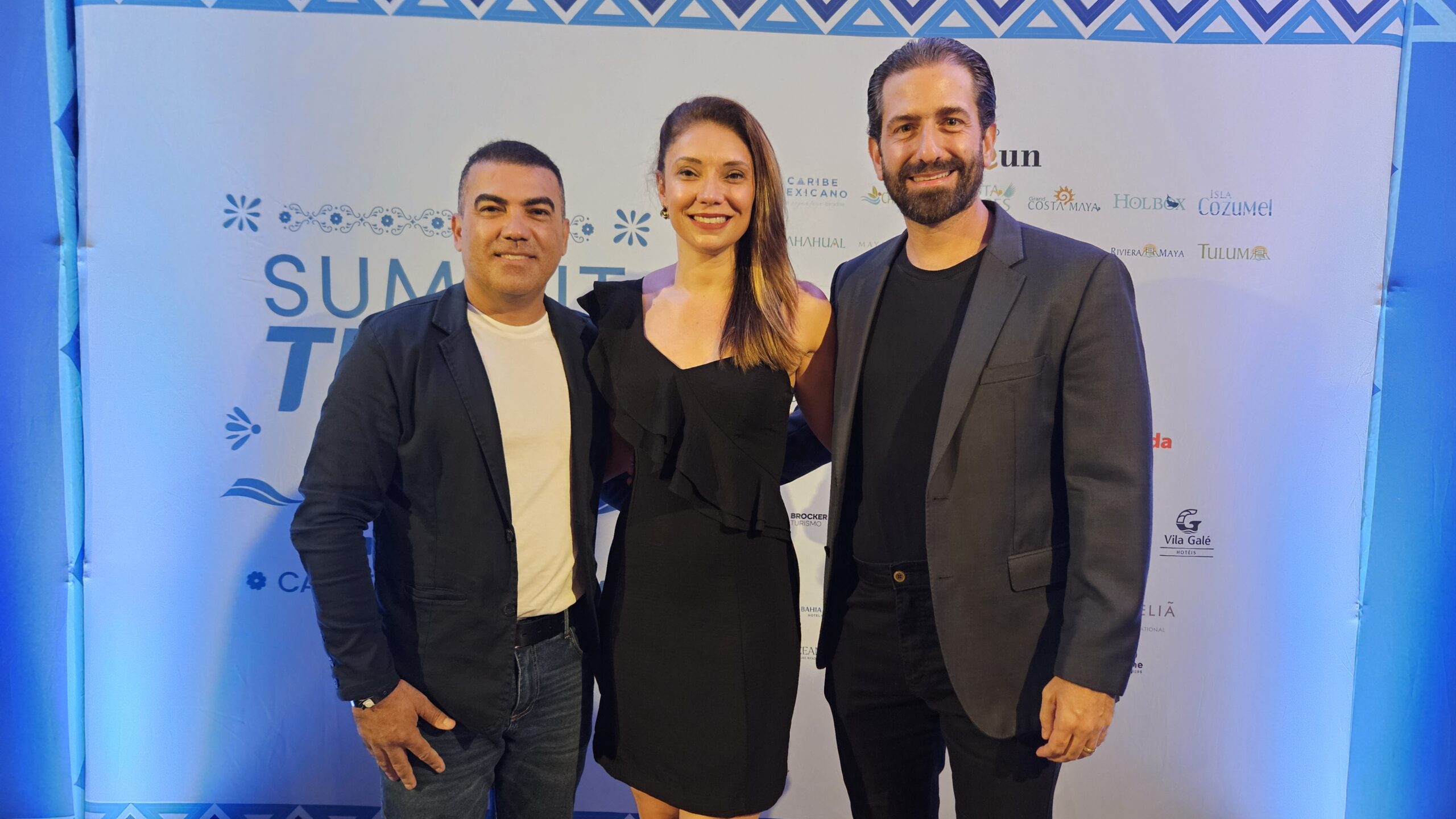 Fabiana Bastos, da Montreal Turismo, com Sérgio Reis e Bruno Heleno, da Trend Viagens