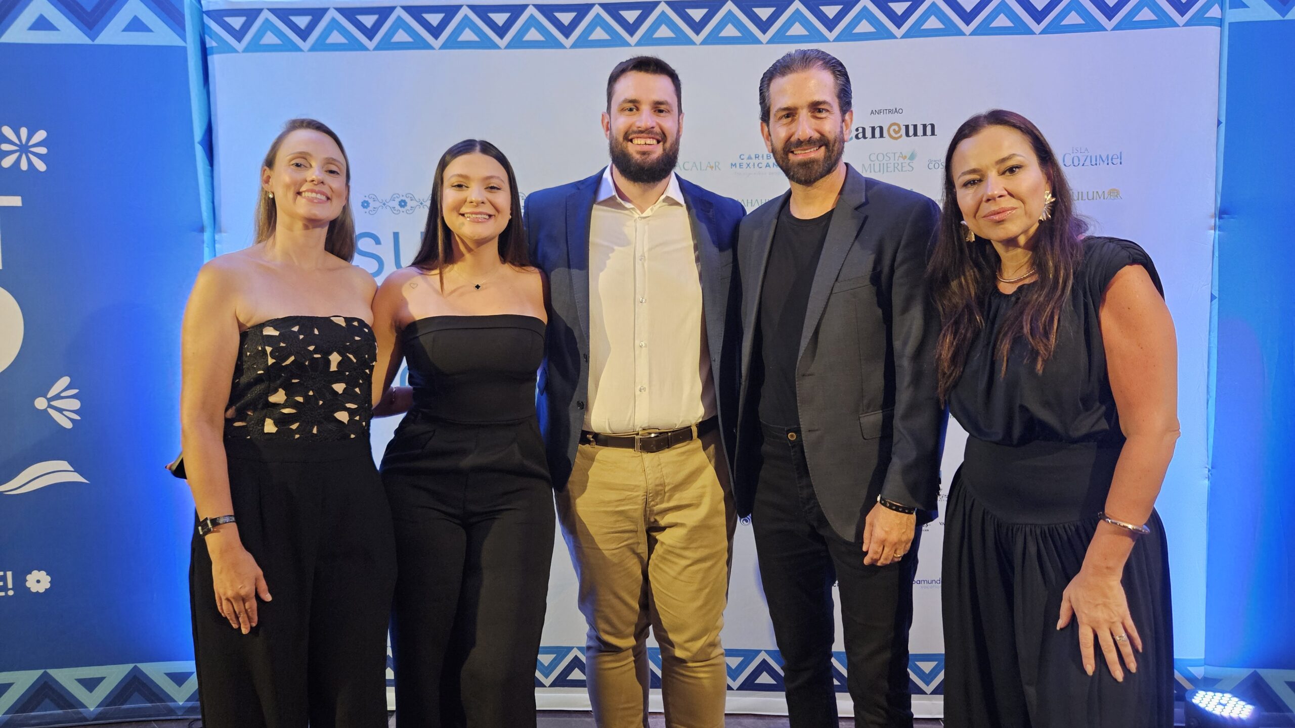 Malu Costa, Priscila Pereira e Danilo Tomazele, da Atlantica, entre Tathiana Pasciani, da CVC Corp, e Bruno Heleno, da Trend Viagens