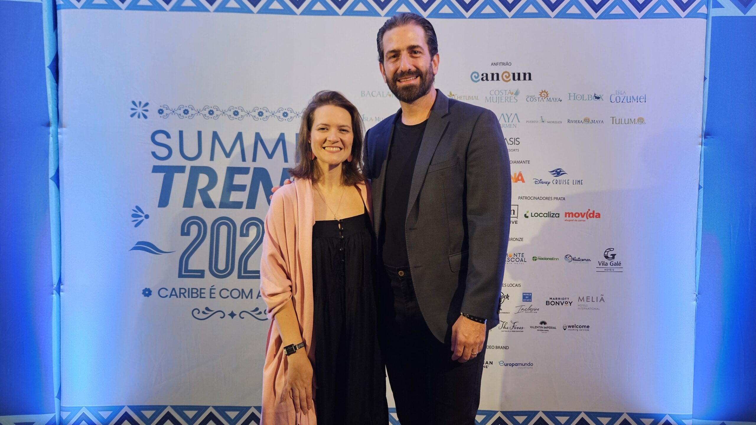 Thais Ramos, da Disney Destinations, com Bruno Heleno, da Trend Viagens