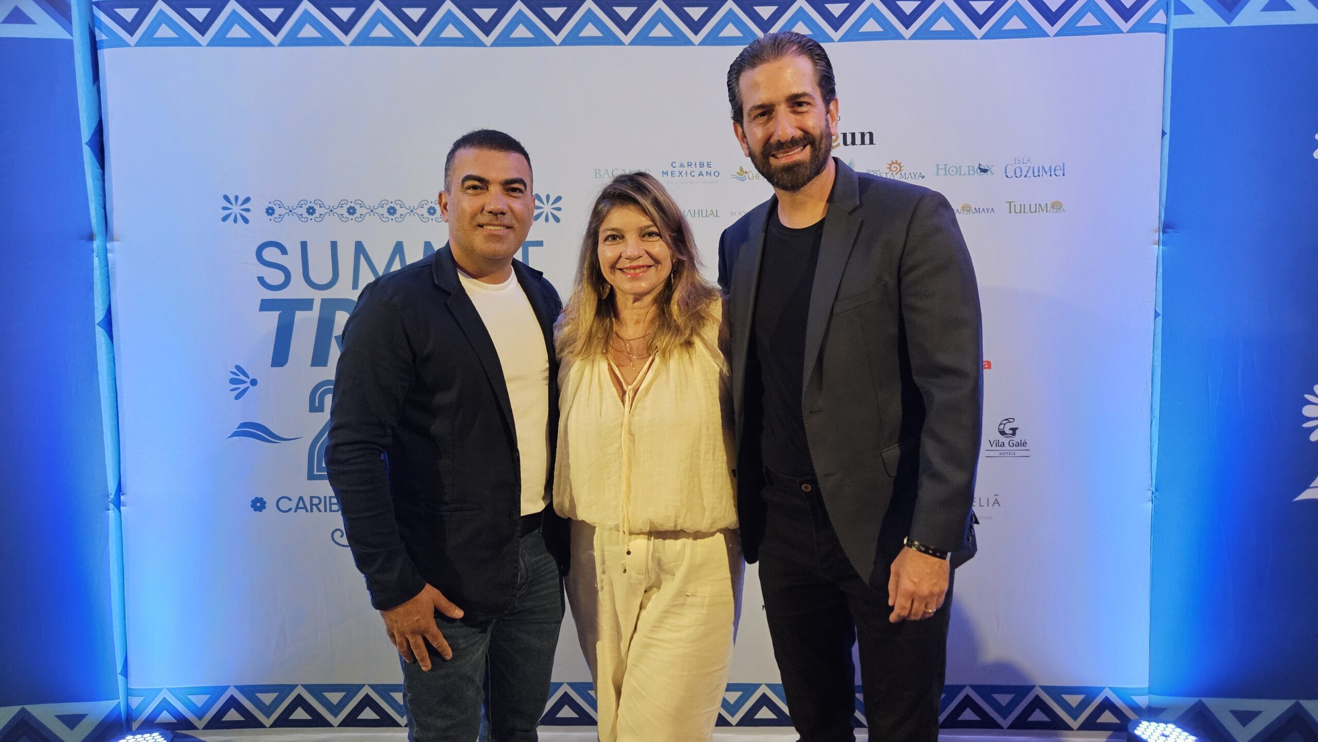 Camila Ramos, da Voetur, com Sérgio Reis e Bruno Heleno, da Trend Viagens