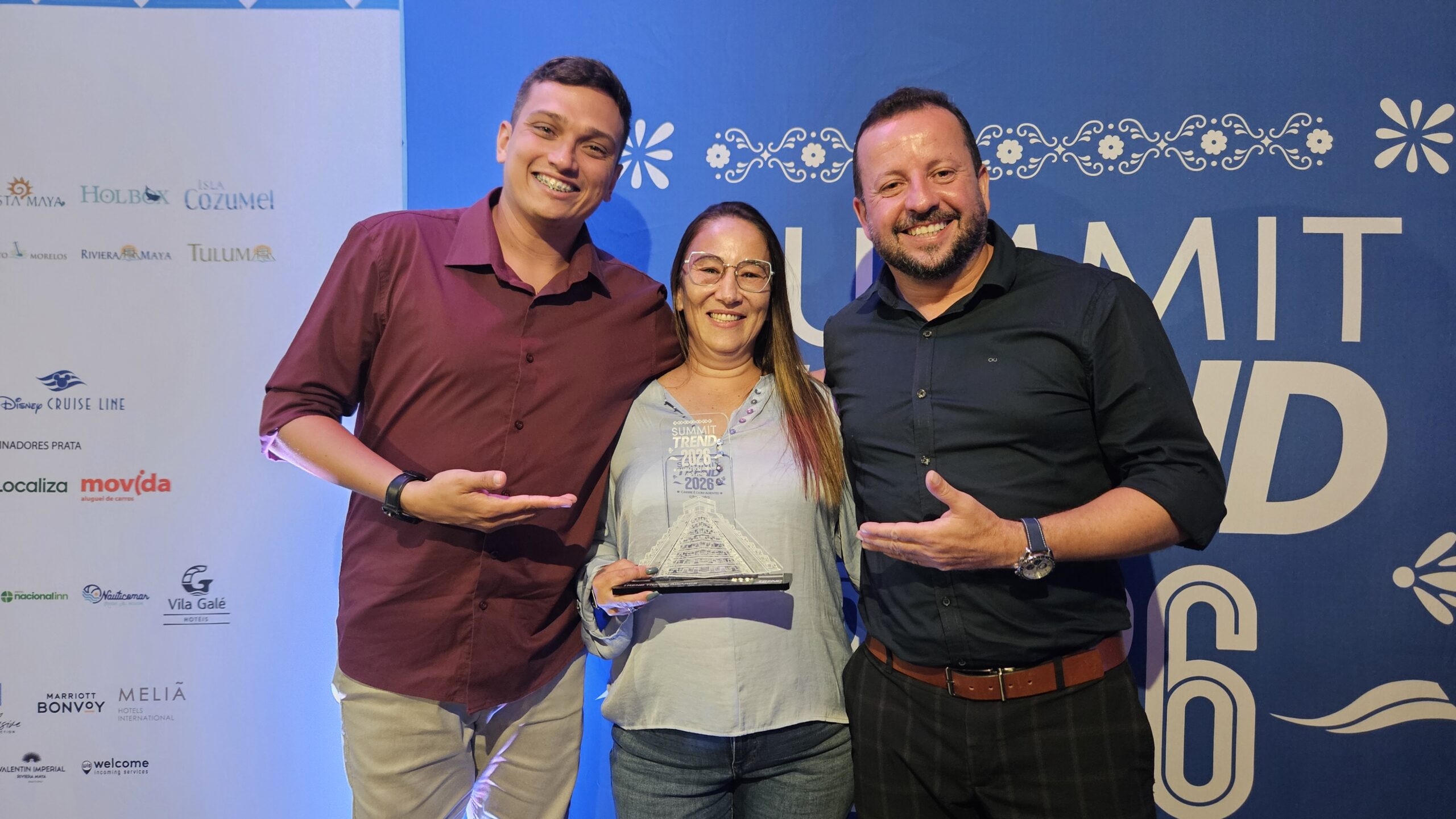 Fabiana Maluf, da Fidelity Turismo, entre Breno Golob e Everaldo Filho, da Trend Viagens