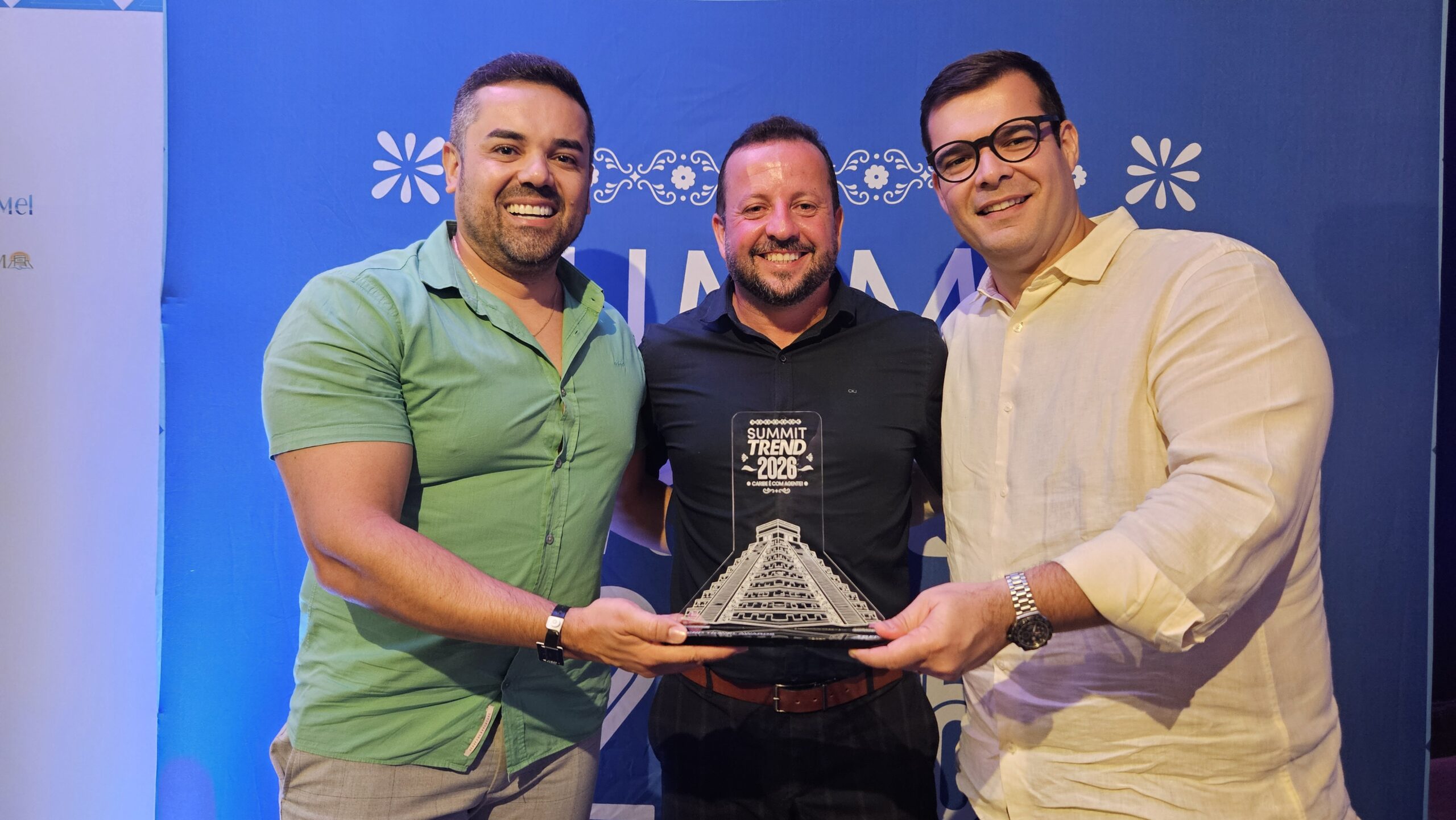 Everaldo Filho, da Trend Viagens, entre José Nunes Neto e Giuliano Wassall, da Club Turismo