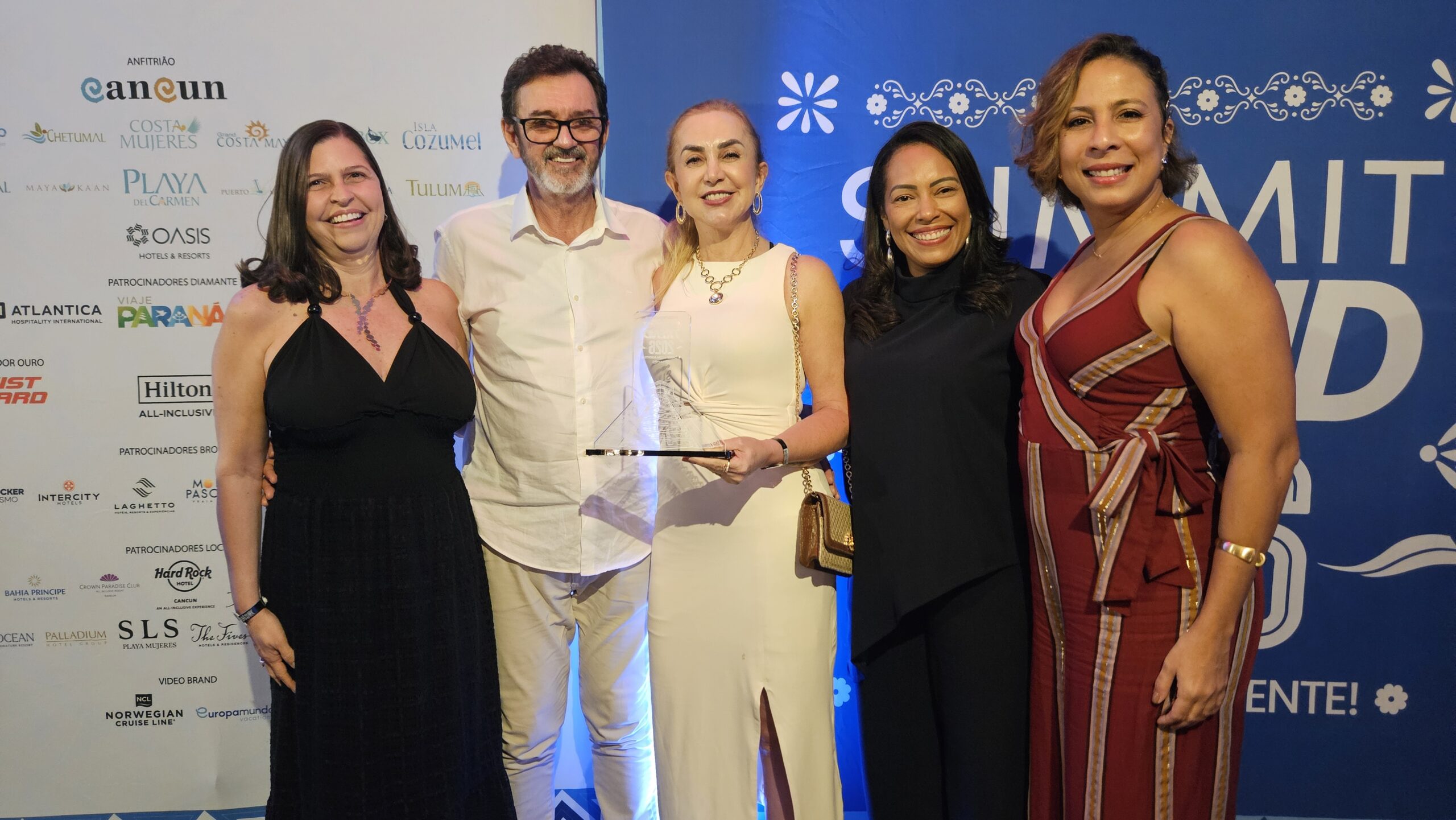 José Maria Caires e Walmária Caires, da Maxtur Viagens & Turismo, com Sheila Landulfo, Milena Neri e Cássia Alves, da Trend Viagens