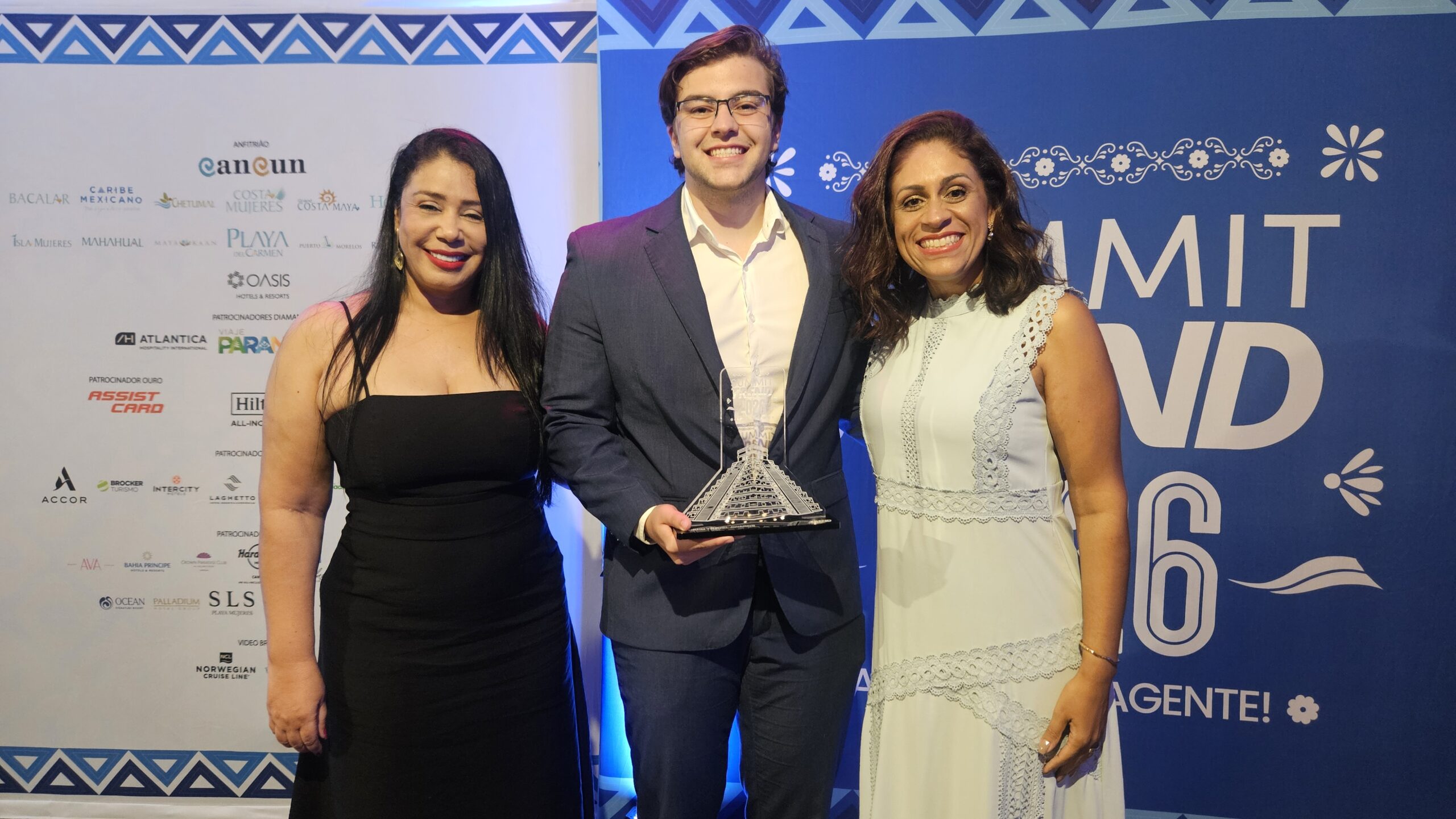 Davi Pacine, da Vanilda Viagens, entre Nilva Afonso e Karoline Lima, da Trend Viagens