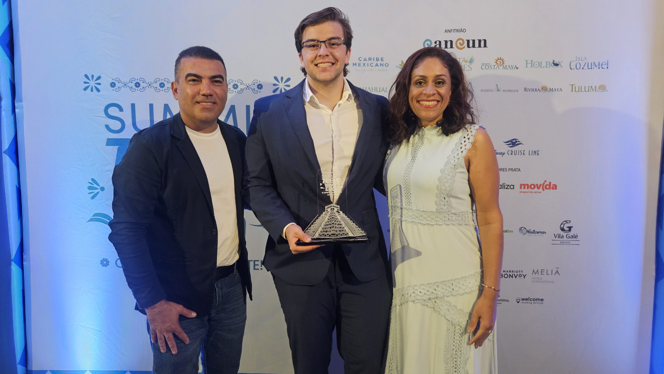 Davi Pacine, da Vanilda Viagens, com Sérgio Reis e Karoline Lima, da Trend Viagens