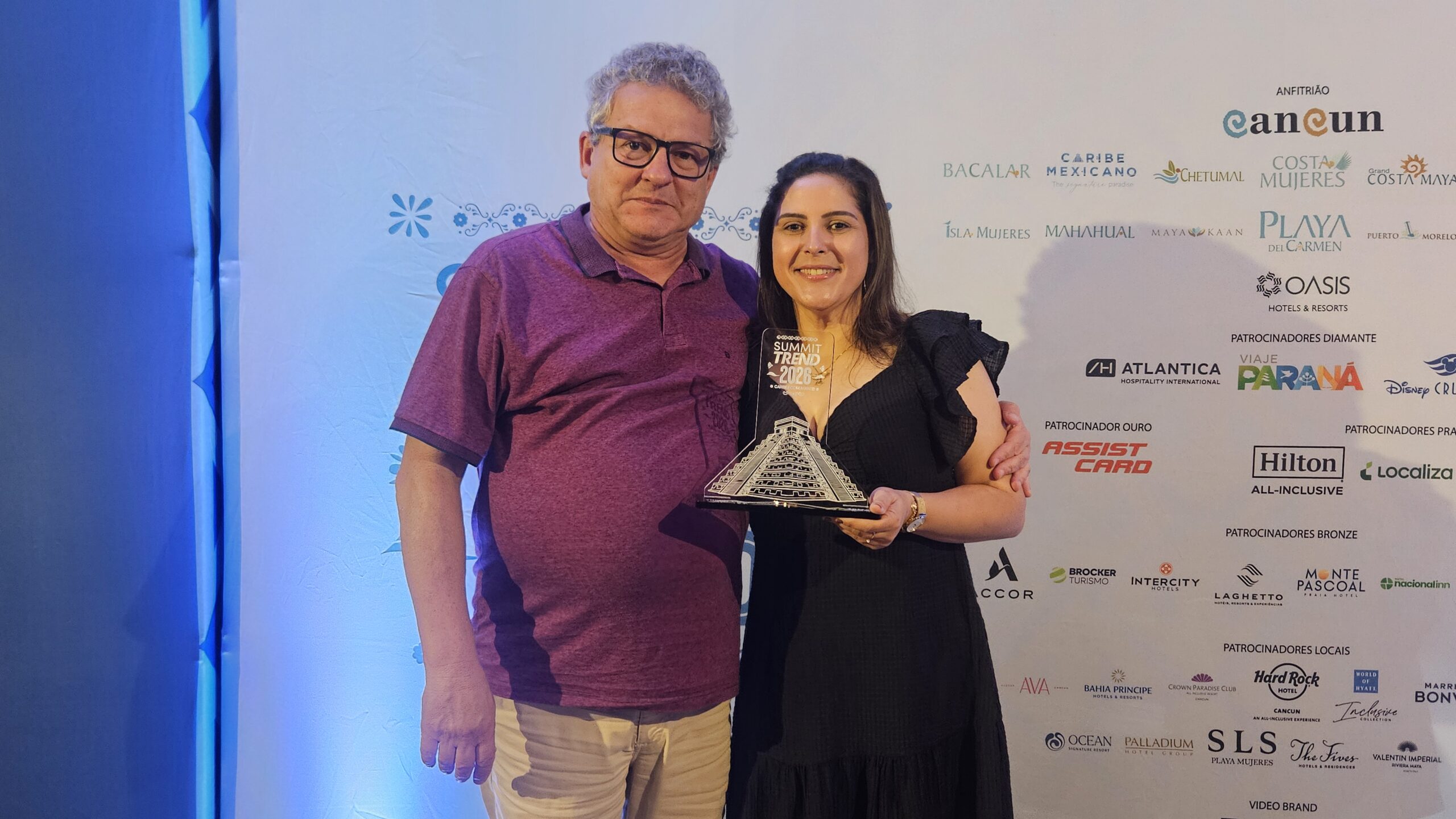 Carlos Alberto Vieira, da Casa Mundo de Viagens e Negócios em Turismo, com Georgina Lopes, da Pera Turismo