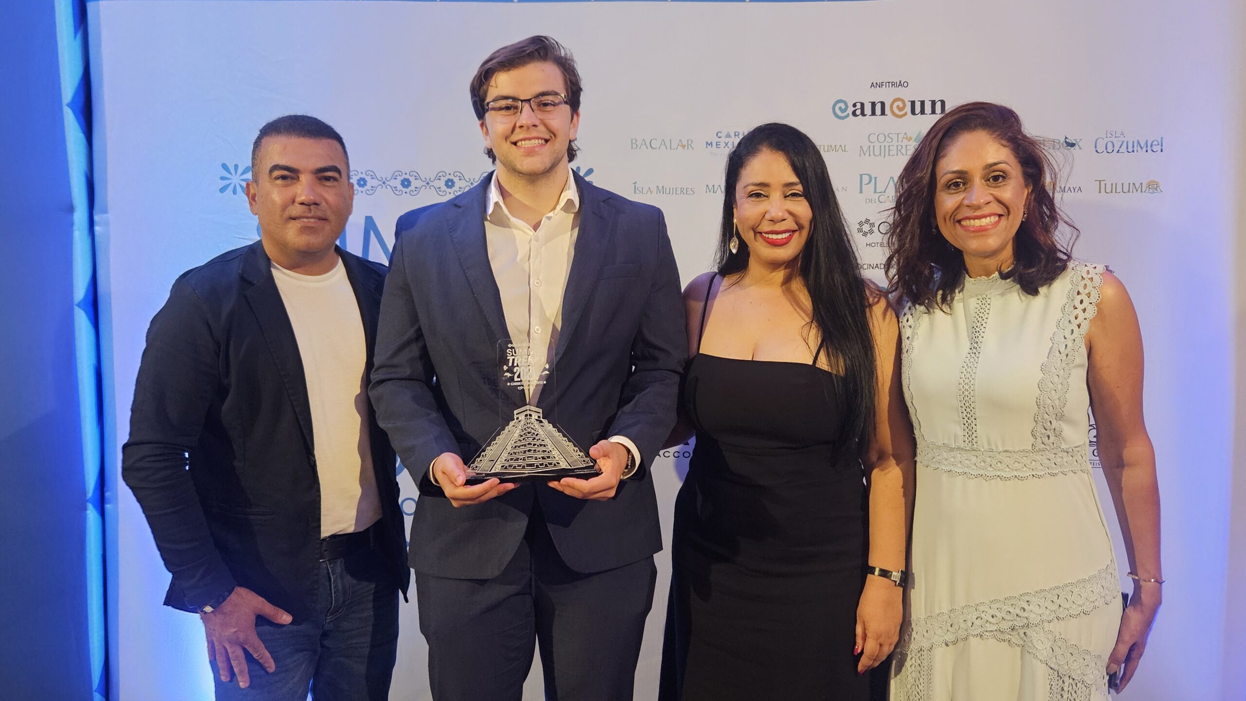 Davi Pacine, da Vanilda Viagens, com Sérgio Reis, Nilva Afonso e Karoline Lima, da Trend Viagens