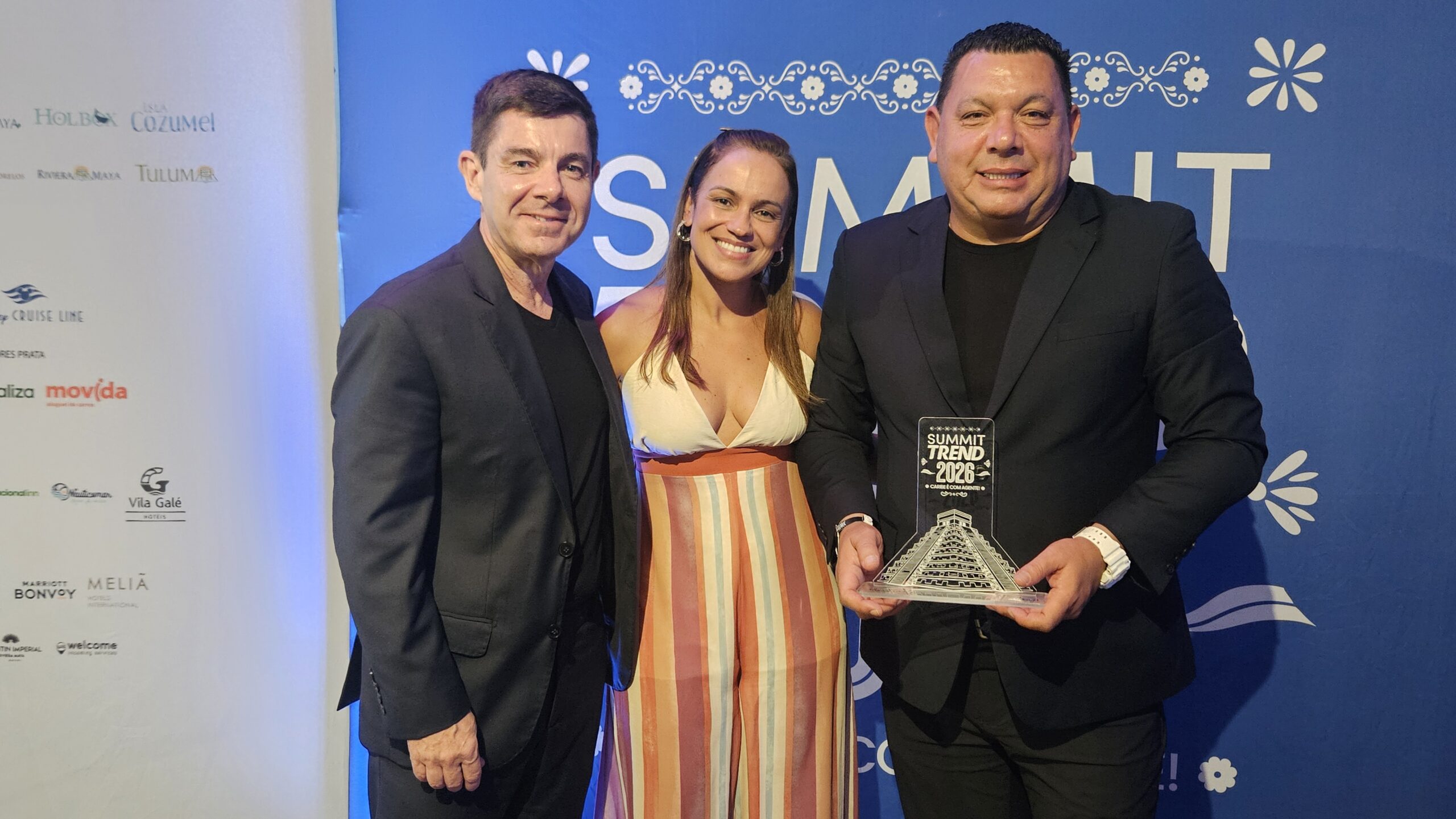 Vanessa Gonçalves, da CVC Corp, entre Alexandre Camargo e Marcelo Turek, da Assist Card