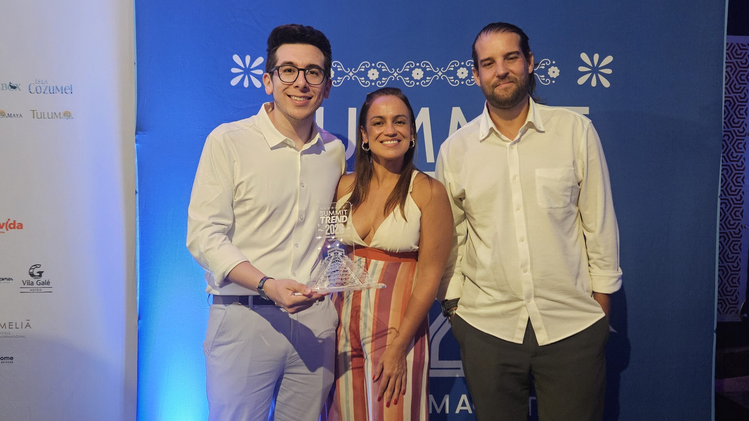 Vanessa Gonçalves, da CVC Corp, entre Cleyton Souza e Thiago Roldão, da Localiza