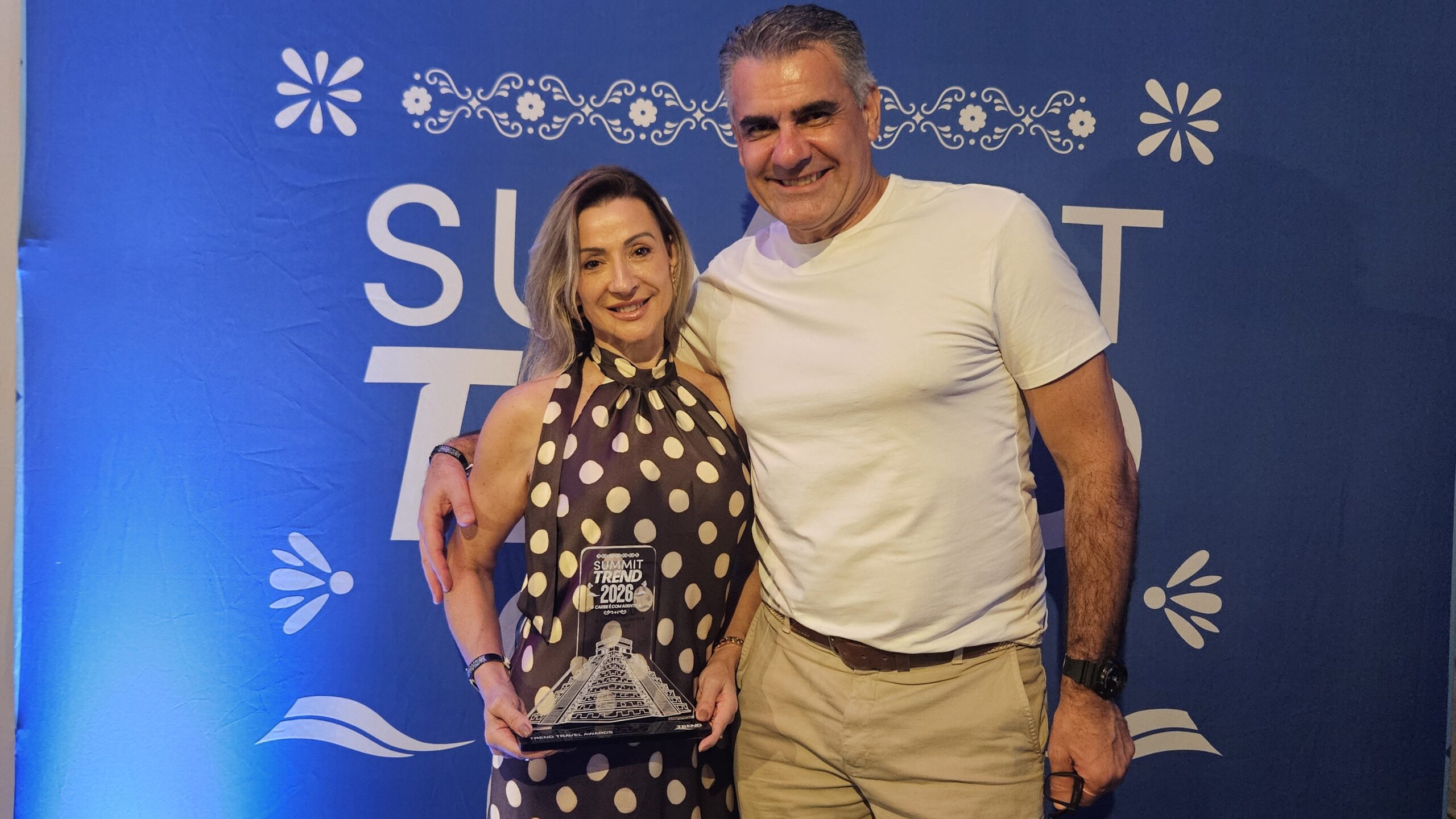 Darly Cidral, da Cosmus Turismo, com Alexandre Tedesco, da Trend Viagens