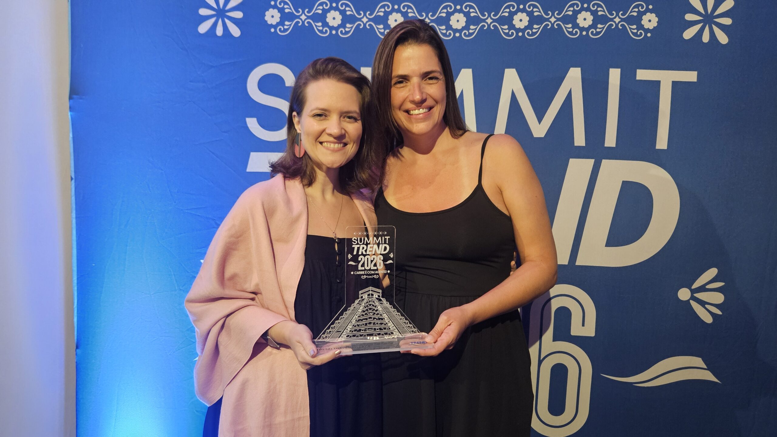 Thais Ramos, da Disney Destinations, com Janaína Maria, da Trend Viagens
