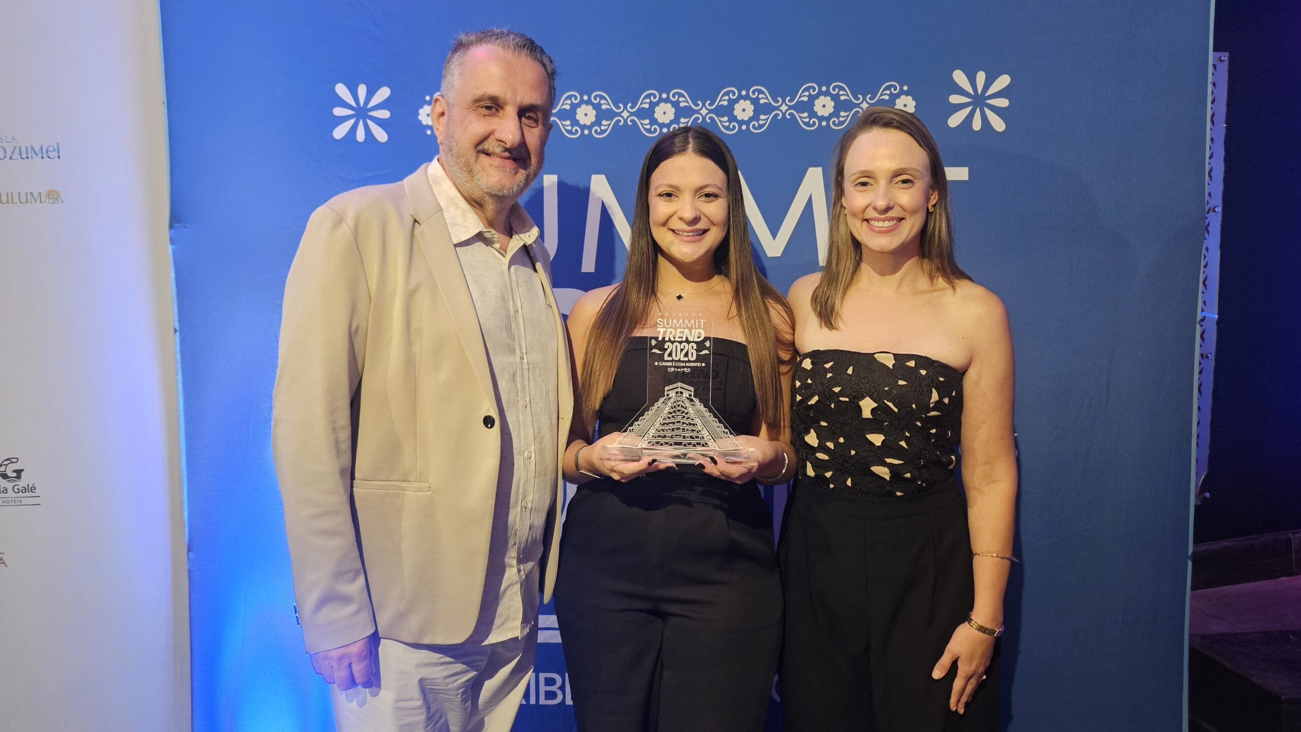 Malu Costa, da Atlantica, com Claiton Armelin e Tathiana Pasciani, da CVC Corp