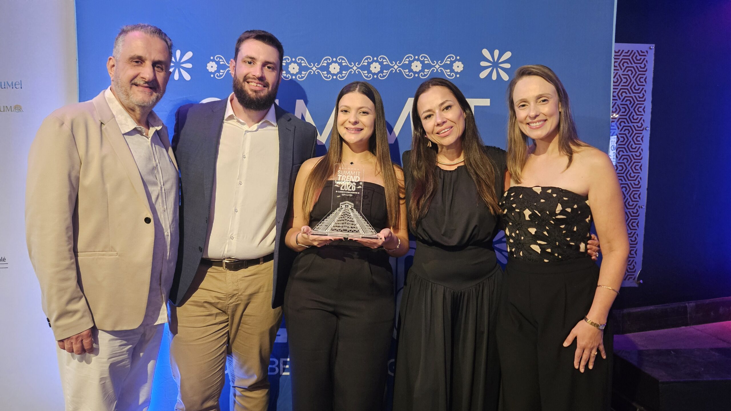 Malu Costa, Priscila Pereira e Danilo Tomazele, da Atlantica, entre Claiton Armelin e Tathiana Pasciani, da CVC Corp