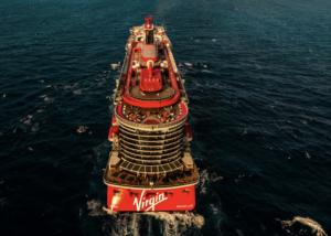 Mais de mil influenciadores a bordo: a estratégia da Virgin Voyages para viralizar
