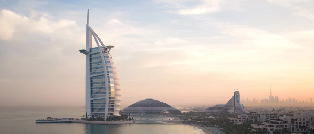 Hotel 7 estrelas: Burj Al Arab fechará por 18 meses para reforma em Dubai Decisão ocorre após danos na estrutura do Burj Al Arab e em meio a tensões e guerra na região