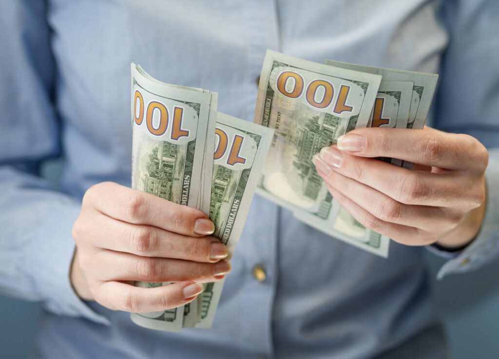 Dólar a quase R$ 5 gera dúvida: é hora de comprar? Dólar
