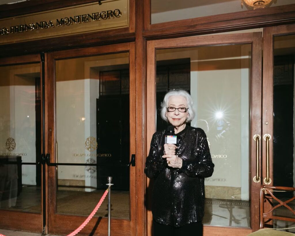 Copacabana Palace muda nome do teatro na noite de 1° de abril e eterniza Fernanda Montenegro