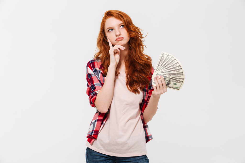 Dólar a quase R$ 5 gera dúvida: é hora de comprar? Dólar