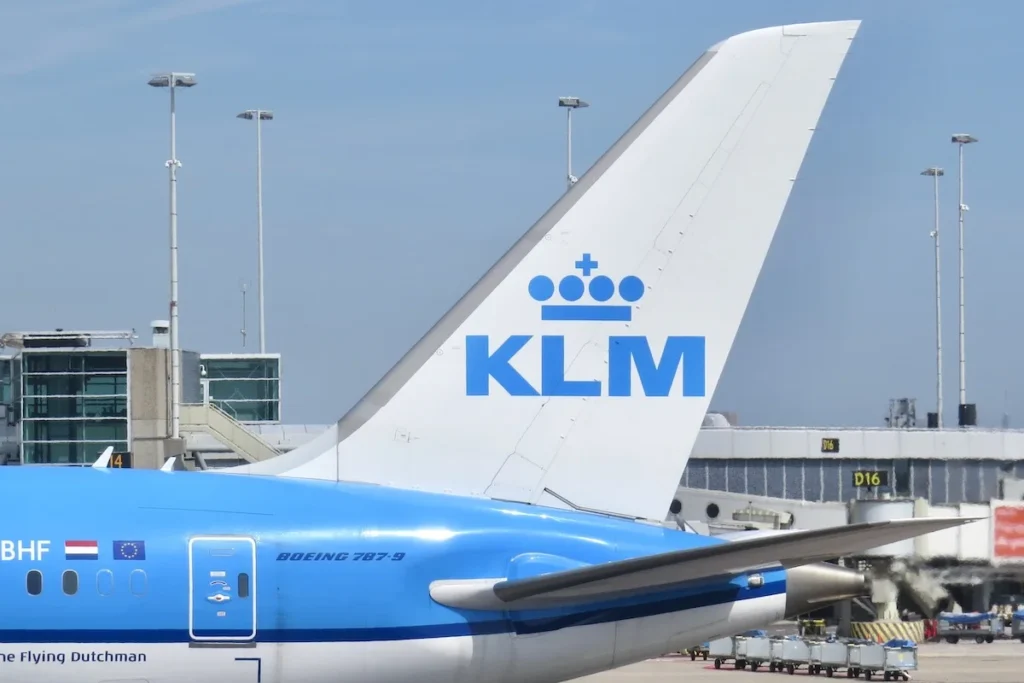 Power bank de ex-CEO da KLM pega fogo durante voo e força retorno a Amsterdã KLM-787-9