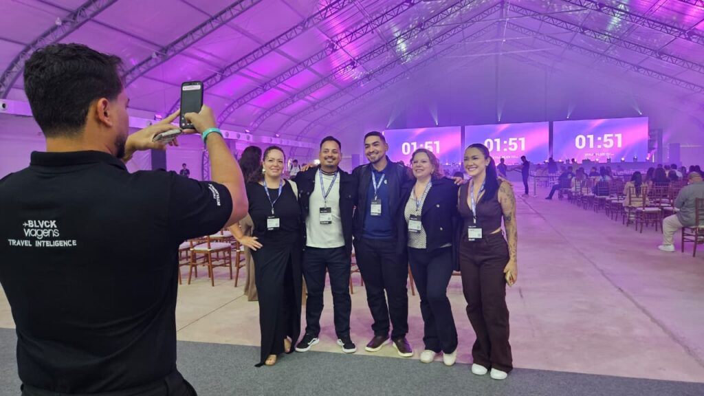 Segundo dia de ViajaFlux Summit 2026 começa com novas palestras e networking em Olímpia; veja fotos ViajaFlux