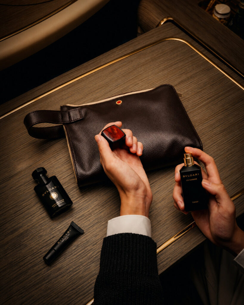 Emirates revela novos kits Bulgari e amplia experiência de luxo na Classe Executiva e Primeira Classe em 2026 Emirates revela novos kits Bulgari e amplia experiência de luxo na Classe Executiva e Primeira Classe em 2026