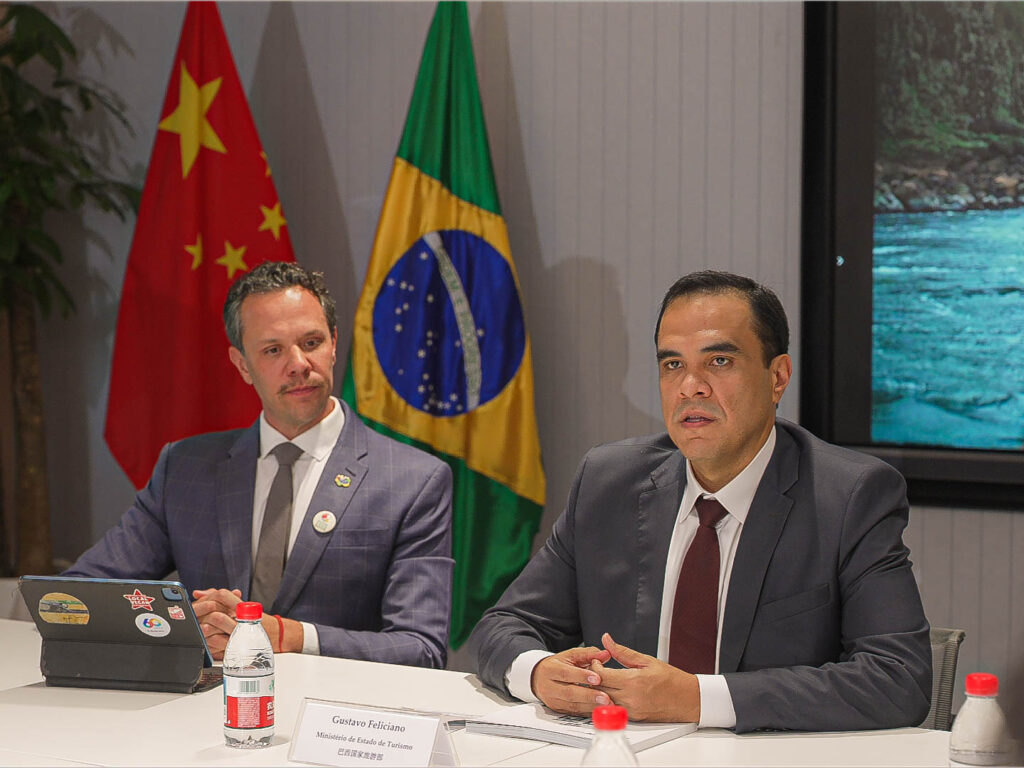 Turismo cria 77 mil vagas em um ano e registra maior nível de emprego da história Bruno Reis, da Embratur, e Gustavo Feliciano, do Ministério do Turismo em agenda na China (Divulgação/Mtur)
