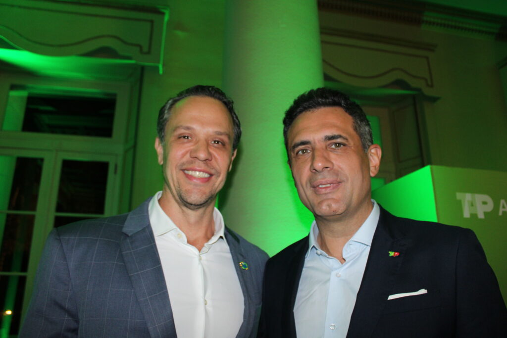 Bruno Reis: "Ou nos unimos e jogamos juntos, ou vamos todos perder separados" Bruno Reis, da Embratur, e Carlos Antunes, Diretor da Tap
