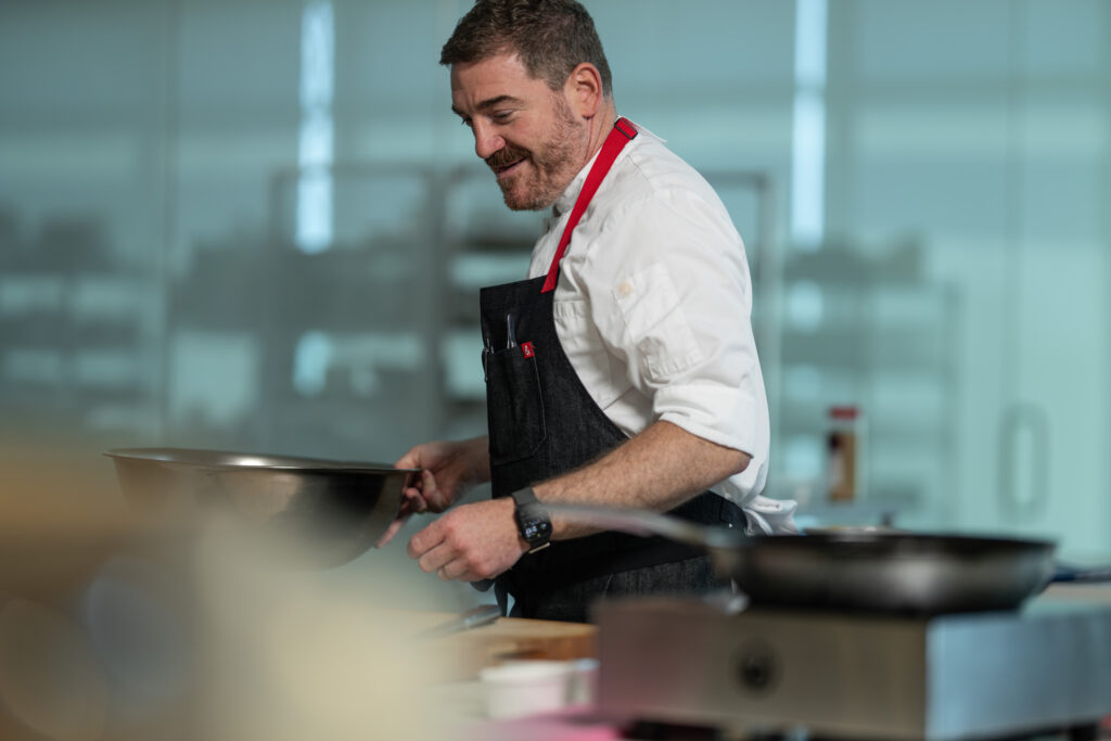 United Airlines revela novos menus a bordo em 2026 em colaboração com a Chef's Table, assinados por chefs de renome mundial