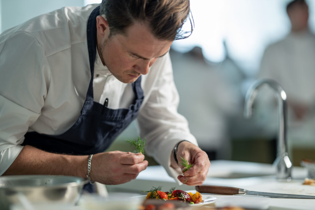 United Airlines revela novos menus a bordo em 2026 em colaboração com a Chef's Table, assinados por chefs de renome mundial