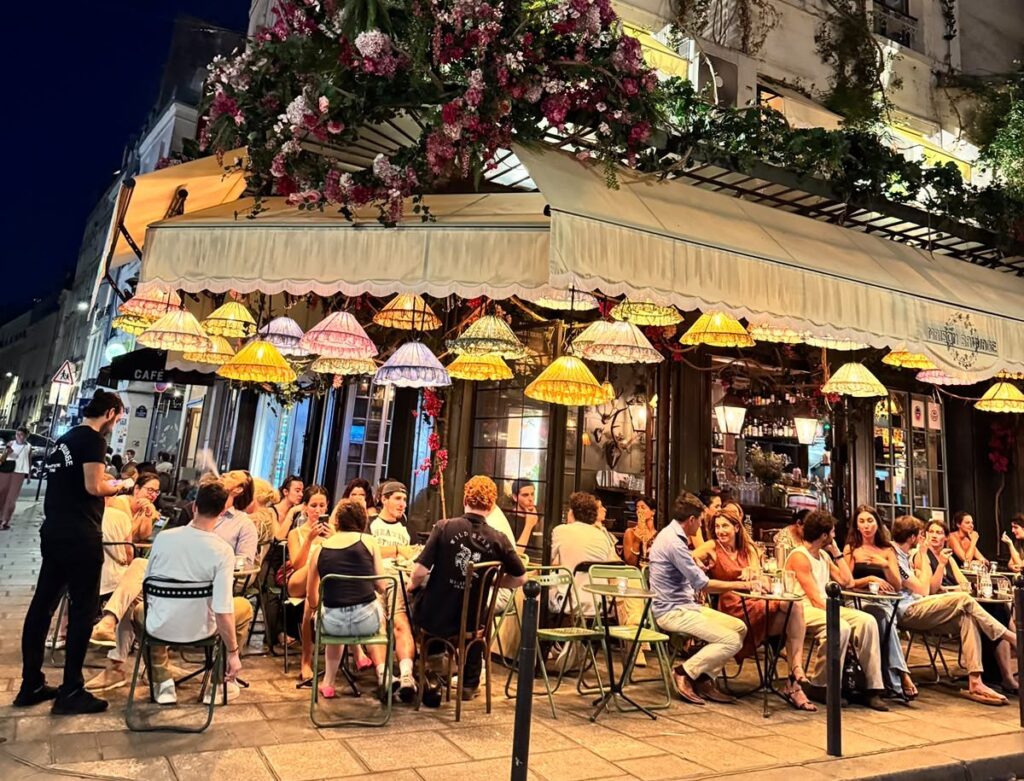Paris proíbe consumo de álcool em locais públicos durante onda de calor Paris proíbe consumo de álcool em locais públicos durante onda de calor