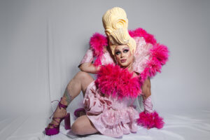 Artista drag e gestor público, Allan Cardoso usa a diversidade para impulsionar o turismo inclusivo.