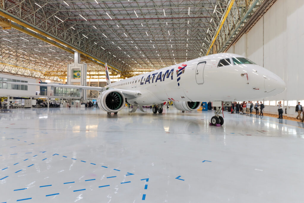 Novos Embraer E195-E2 da Latam terão configuração 2-2 com início das operações no fim do ano; fotos latam