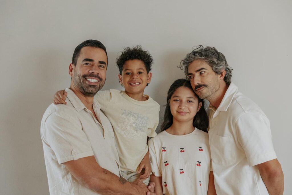 "Achávamos que ser pai e ser gay não combinavam": a história de Tiago Pessoa e Paulo Tardivo que inspira milhões de famílias "Achávamos que ser pai e ser gay não combinavam": a história de Tiago Pessoa e Paulo Tardivo que inspira milhões de famílias