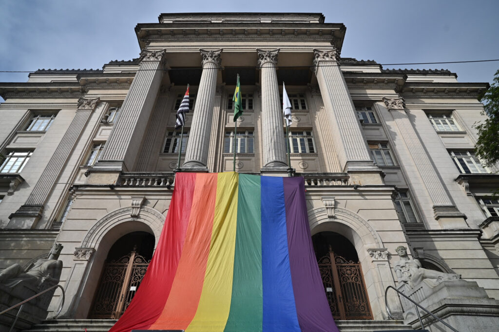 Turismo LGBT+: prazo para cidades paulistas aderirem ao mapeamento é ampliado em 15 dias Pesquisa sobre Turismo LGBT+ em São Paulo busca ampliar destinos inclusivos e seguros (Henrique Teixeira/Divulgação)