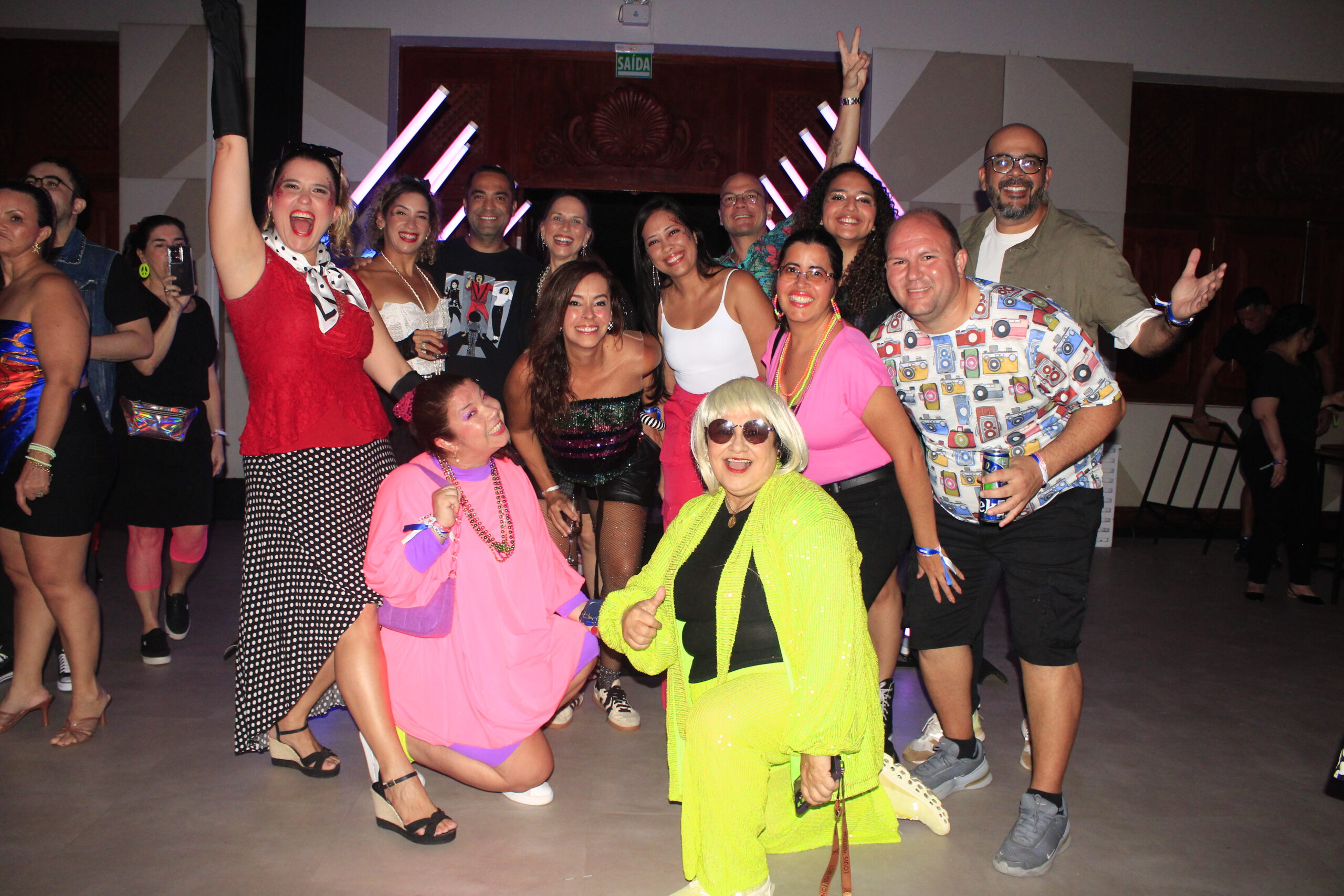 A noite foi animada e cheia de trajes coloridos