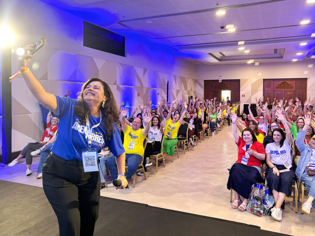 Arena Abreu encerra 5ª edição com elogios e projeta novidades para evento de 2027 Adriana Boeckh, diretora de Comunicação e Marketing da Abreu em apresentação na no Arena Abreu 2026