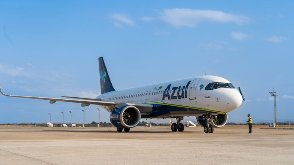 Aporte de US$ 100 milhões da American Airlines na Azul avança com aval do Cade Azul American
