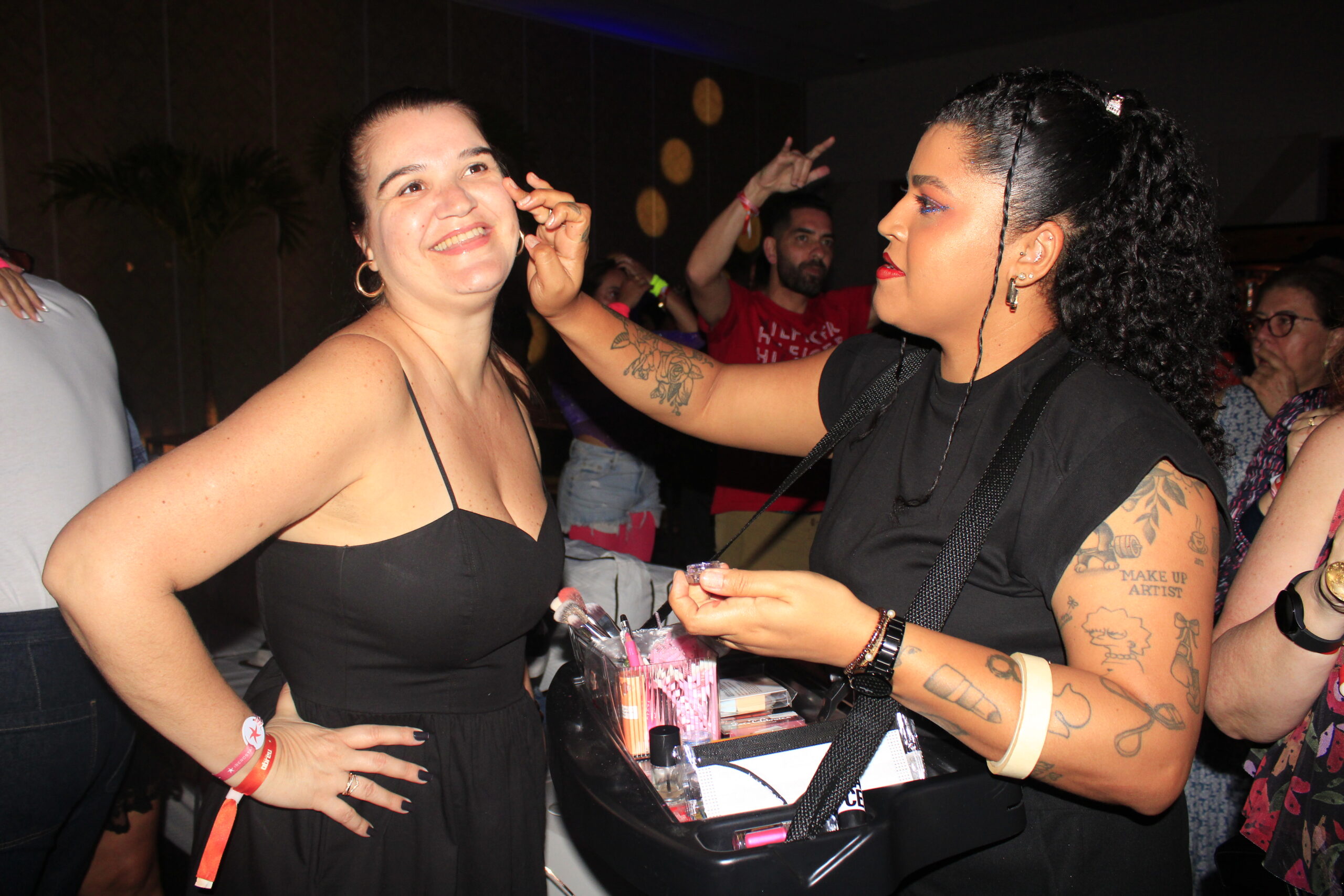 Durante a festa todos poderam se maquiar e incrementar o look