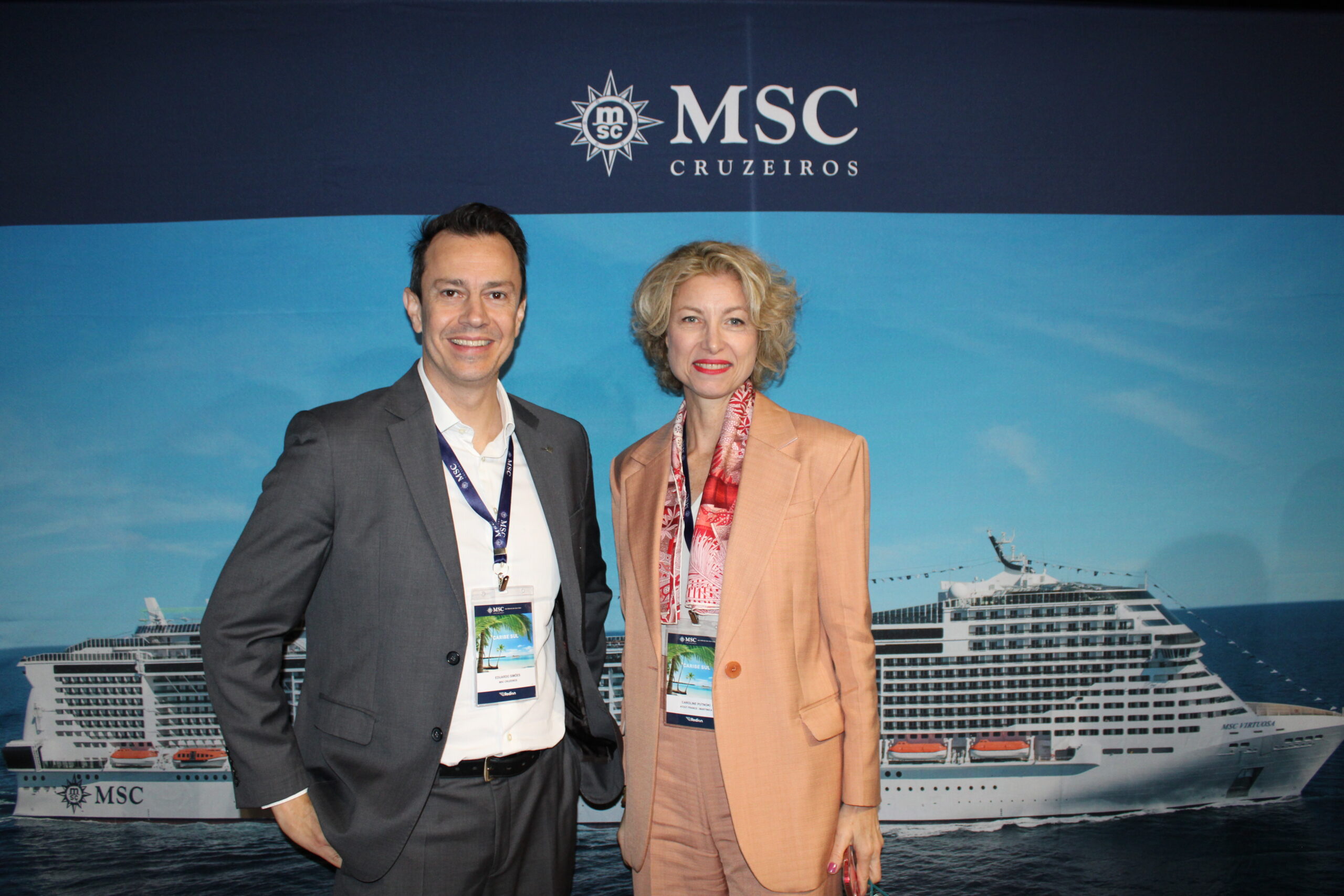 Eduardo Simões, da MSC Cruzeiros; ao lado de Caroline Putnoki, da Atout France