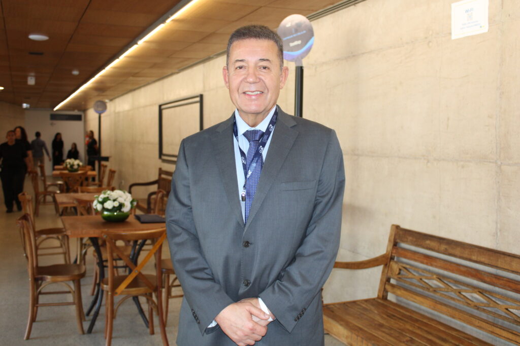 Alexandre Sampaio recebe o Prêmio M&E na categoria Fortalecimento do Trade Turístico Alexandre Sampaio recebe o Prêmio M&E na categoria Fortalecimento do Trade Turístico
