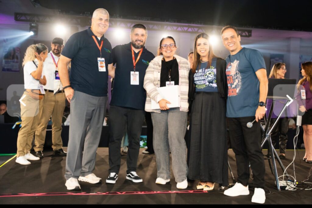Luis Borges , Celso Belelgarde com Viviane e Bruno da Entur entregando premio para agência ganhadora da Viagens ao Super FAM  tourhub